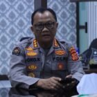 Kabid Humas Polda Aceh, Kombes Pol Joko Krisdiyanto, S.I.K., saat memberikan keterangan pers terkait perkembangan penanganan kasus pencurian mesin giling kopi dan dugaan penganiayaan anak di bawah umur yang terjadi di Kabupaten Aceh Tengah.