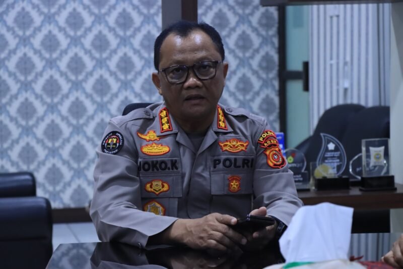 Kabid Humas Polda Aceh, Kombes Pol Joko Krisdiyanto, S.I.K., saat memberikan keterangan pers terkait perkembangan penanganan kasus pencurian mesin giling kopi dan dugaan penganiayaan anak di bawah umur yang terjadi di Kabupaten Aceh Tengah.