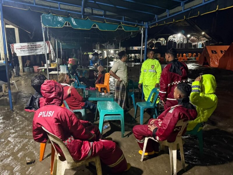 Personel Sat Samapta Polres Pidie Jaya melakukan Patroli Perintis Presisi dengan memantau debit air sungai dan situasi kamtibmas di wilayah terdampak banjir, Kamis malam (5/2/2026).