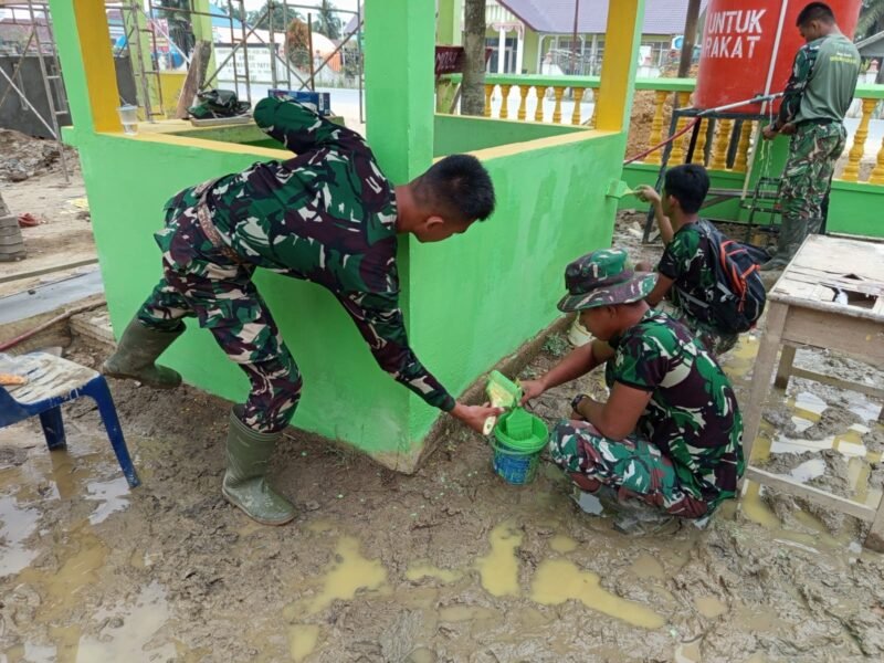 Personel TNI dari Koramil 06/Manyak Payed bersama Satgas Penanggulangan Bencana melakukan renovasi SD Negeri 1 Tualang Cut, Aceh Tamiang, pascabanjir bandang guna mempercepat pemulihan kegiatan belajar mengajar.(5/2/2026).