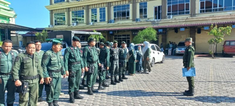 Petugas SatPol PP & Wilayatul Hisbah Provinsi Aceh melaksanakan patroli dan razia 24 jam di sejumlah lokasi rawan pelanggaran syariat di Banda Aceh, Jumat (6/2/2026), sebagai upaya menciptakan suasana aman, tertib, dan kondusif menjelang bulan suci Ramadhan 1447 H.