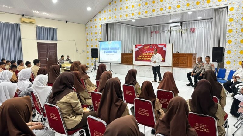 Tim Ditbinmas Polda Aceh memberikan arahan kepada puluhan pelajar SD, SMP, dan SMA mengenai cara mengakses platform edukasi digital gratis di Kabupaten Aceh Tamiang (6/2/2026). 