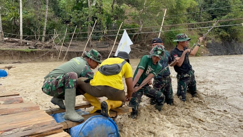 Personel Kodim 0106/Aceh Tengah bersama warga Desa Reje Payung bergotong royong memperbaiki jembatan apung yang rusak akibat derasnya arus sungai di Kecamatan Linge, Aceh Tengah, Jumat (6/2/2026).
