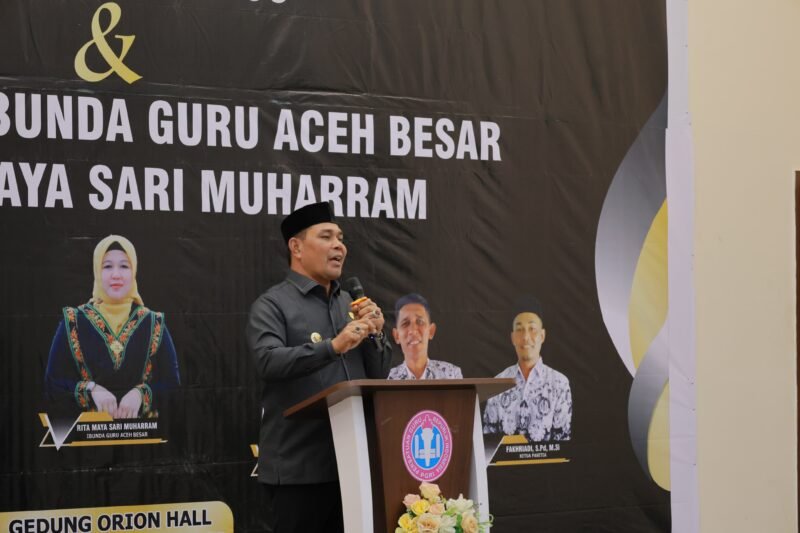 Bupati Aceh Besar H. Muharram Idris memberi sambutan pada pelantikan Pengurus PGRI dan Pengukuhan Bunda Guru Aceh Besar di Orion Hall, Kecamatan Darul Imarah, Jumat (6/2/2026) malam. FOTO/MC ACEH BESAR