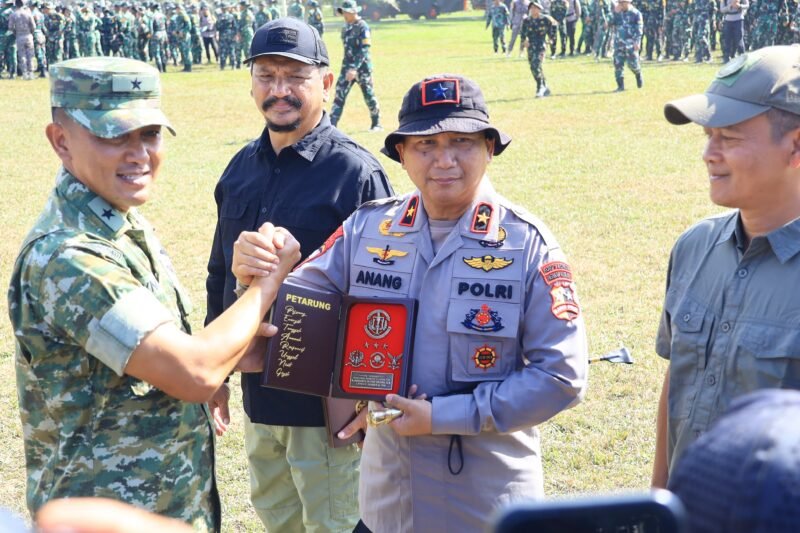 Danpas 1 Brimob Pelopor, Brigjen Pol. Anang Sumpena, S.H., menerima plakat penghargaan atas kontribusi aktif jajaran Korbrimob Polri dalam menyukseskan Latsitardanus ke-46 di Kabupaten Aceh Tamiang, Sabtu (7/2/2026).