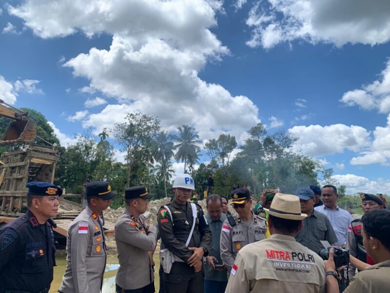 Personel gabungan dari Polres Nagan Raya, TNI, dan Pemerintah Daerah saat melakukan apel pengecekan sebelum bergerak menuju lokasi pertambangan emas tanpa izin (illegal mining) di Kecamatan Beutong, Nagan Raya, Sabtu (7/2/2026).