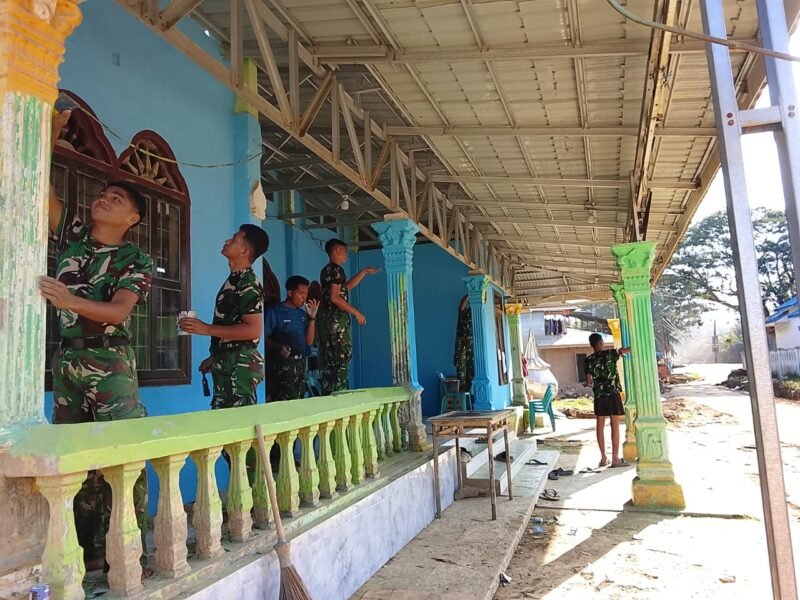 Prajurit Yonif TP 902/SPG bersama warga Dusun Damai bergotong royong membersihkan dan mengecat Mushola Al-Ikhsan pascabanjir bandang di Kabupaten Aceh Tamiang.(7/2/2026)