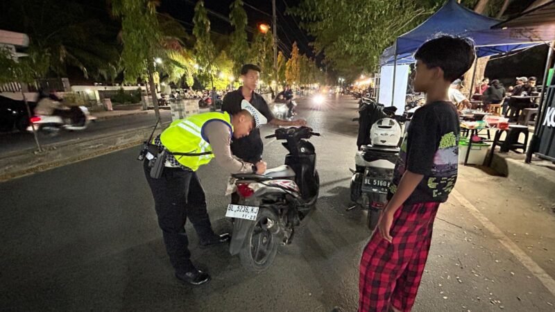 Petugas Satlantas Polres Lhokseumawe melakukan penindakan terhadap pengendara sepeda motor yang menggunakan knalpot tidak sesuai spesifikasi teknis dalam rangka Operasi Keselamatan menjelang bulan suci Ramadhan. 📸🚔(8/2/2026)