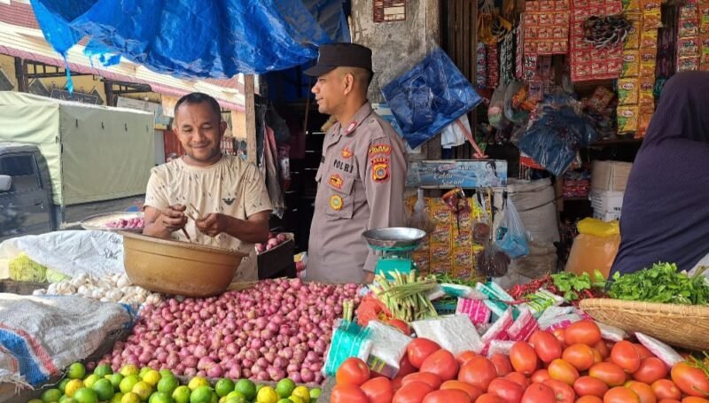 Personel Polsek Syamtalira Bayu melaksanakan patroli dialogis dengan menyambangi pedagang dan pengunjung Pasar Keude Bayu guna menjaga situasi kamtibmas tetap aman dan kondusif, Minggu (8/2/2026).