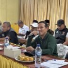 Wakil Gubernur Aceh, Fadhlullah, SE didampingi Asisten Pemerintahan, Keistimewaan Aceh & Kesejahteraan Rakyat Drs. Syakir, Asisten Perekonomian & Pembangunan Dr. Ir. Zulkifli, M.Si & Ka. SKPA terkait memimpin
Rakor Bersama Pemkab Bireun terkait Percepatan Rehab dan Rekon bencana Hidrometeorologi Aceh di Kantor Camat Peusangan Kab. Bireun, Minggu, 8 Februari 2026