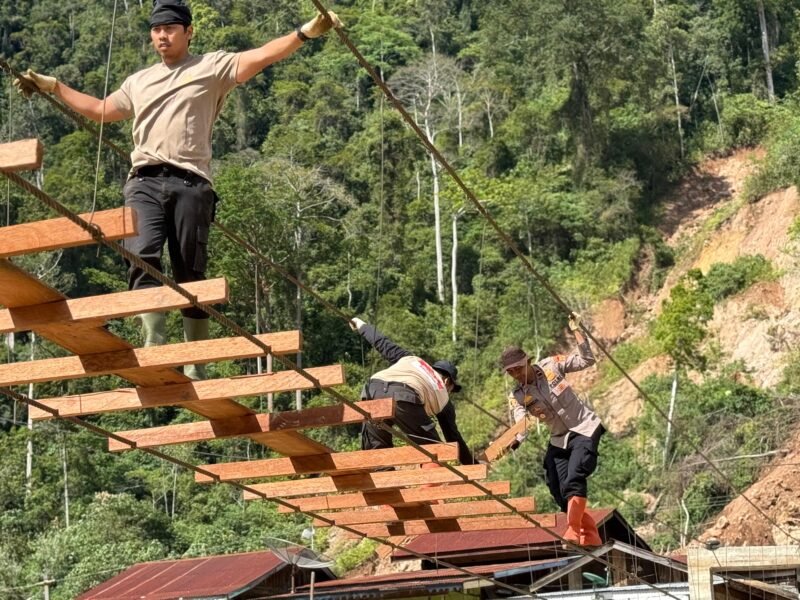 Personel Polres Gayo Lues bersama Polsek Putri Betung dan masyarakat Desa Ramung Musara bahu-membahu menuntaskan pembangunan jembatan gantung di Dusun Begade Empat, Sabtu (7/2/2026). Jembatan ini dibangun sebagai solusi mobilitas warga pascabencana banjir bandang.