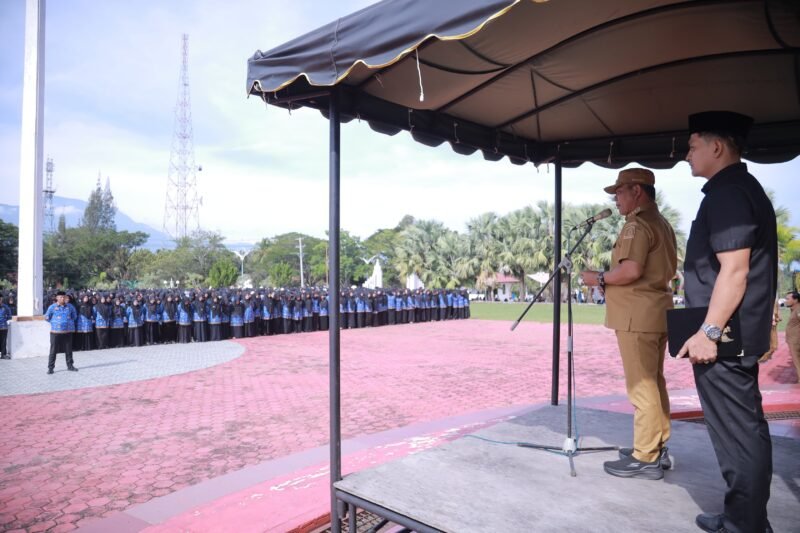 Bupati Aceh Besar menyerahkan SK PPPK Paruh Waktu Sebanyak 2.378 orang di Halaman Kantor Bupati Aceh Besar Senin (09/02/2026). FOTO/PROKOPIM PEMKAB ACEH BESAR