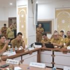 Wakil Gubernur Aceh  Fadlullah, SE didampingi Sekda Aceh, M. Nasir, memimpin rapat koordinasi pemulihan Bencana Hidro meteorologi Aceh  dengan Kabupaten Kota Secara Daring di Ruang Rapat Potensi Daerah Sekda Aceh, Banda Aceh, (9/2/2026). 