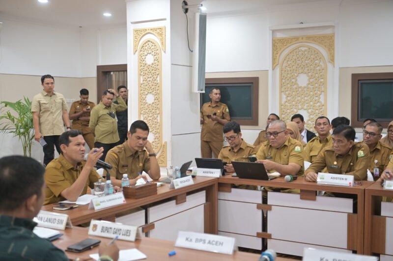 Wakil Gubernur Aceh  Fadlullah, SE didampingi Sekda Aceh, M. Nasir, memimpin rapat koordinasi pemulihan Bencana Hidro meteorologi Aceh  dengan Kabupaten Kota Secara Daring di Ruang Rapat Potensi Daerah Sekda Aceh, Banda Aceh, (9/2/2026). 