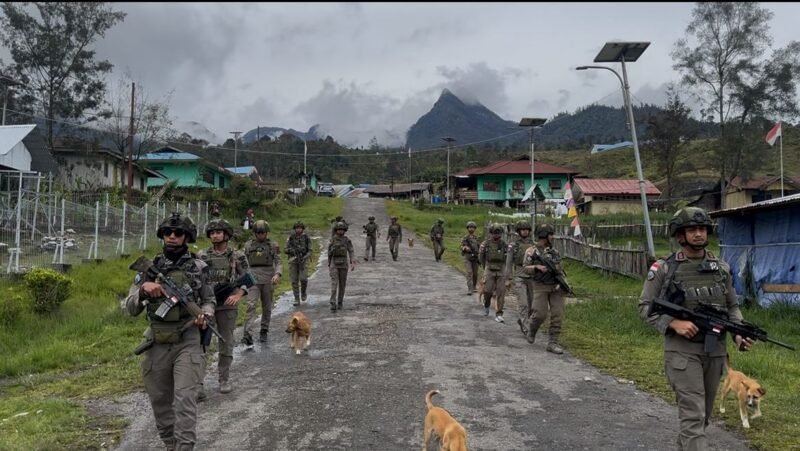 Personel Satgas Operasi Damai Cartenz 2026 melaksanakan pengamanan ibadah Minggu di Distrik Sinak, Kabupaten Puncak, Papua, demi memastikan umat Nasrani beribadah dengan aman dan khidmat.(9/2/2026)