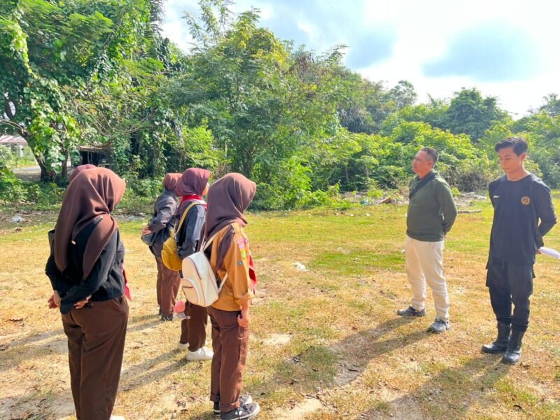 Anggota Pramuka Saka Bhayangkara Polres Lhokseumawe mengikuti latihan rutin penanganan awal Tempat Kejadian Perkara (TKP) yang digelar Satbinmas Polres Lhokseumawe di Bumper Aspol Atmani Wedhana, Minggu (8/2/2026).