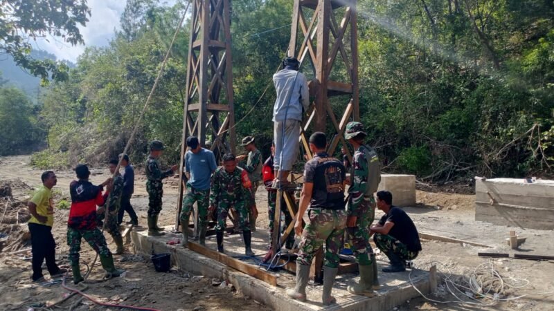Personel TNI bersama teknisi melaksanakan pengelasan glagar antar pilon pada pembangunan Jembatan Gantung Kalaili di Kecamatan Linge, Aceh Tengah, yang kini telah mencapai progres 45,5 persen.(9/2/2026)