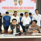 Kasat Reskrim Polres Aceh Besar AKP Teguh Prasetyo, S.Tr.K., S.I.K. memimpin press release pengungkapan kasus curanmor dengan mengamankan 12 tersangka dan sejumlah barang bukti, Selasa (10/2/2026).