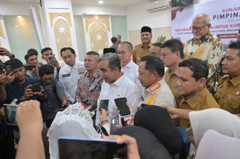 Wakil Gubernur Aceh, Fadlullah, SE, mengikuti pertemuan dengan Pimpinan MPR RI, dan Mendagri Tito Karnavian  dalam rangka penyerahan bantuan untuk 8 Kabupaten yang terdampak bencana Hidro meteorologi di Potensi Daerah Sekda Aceh Banda Aceh, 10/2/2026