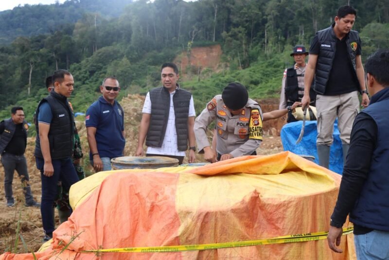 Personel gabungan Polda Aceh, Polres Pidie, dan TNI melakukan penertiban lokasi tambang emas ilegal di kawasan pegunungan Geumpang, Kabupaten Pidie, Senin (9/2/2026).