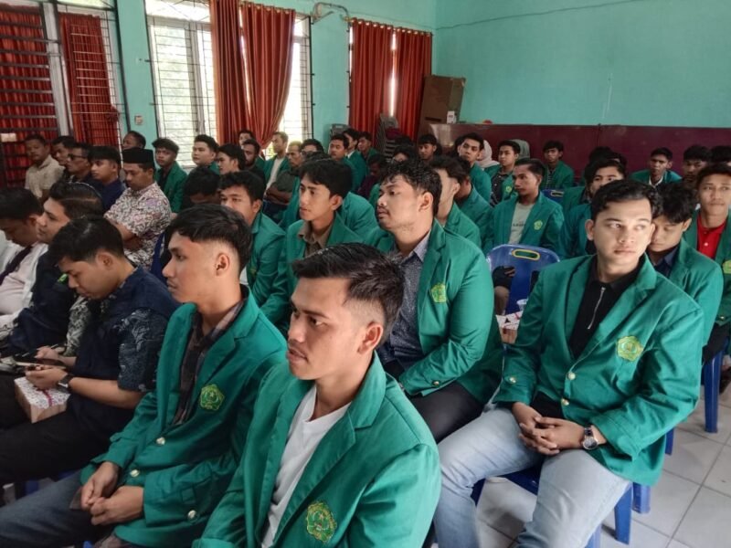 Foto Bersama Mahasiswa Pada Acara Serah Terima Mahasiswa KKN Unaya Tahun 2026 di Gedung UDKP Darul Imarah, Aceh Besar Selasa (10/2/2026). FOTO/MC ACEH BESAR