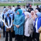 Ketua TP PKK Aceh Marlina Muzakir,  mendampingi Ketua Solidaritas perempuan untuk Indonesia (Seruni) Kabinet Merah Putih Tri Tito Karnavian, saat meninjau hunian sementara korban bencana hidrometeorologi serta sumur bor, di Arena MTQ yang berada di komplek Kantor Bupati Pidie Jaya, Selasa (10/2/2026).