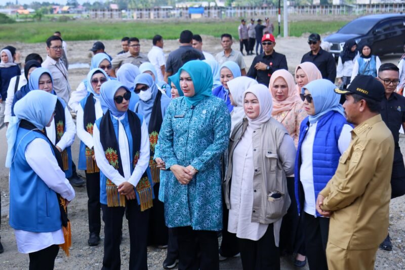 Ketua TP PKK Aceh Marlina Muzakir,  mendampingi Ketua Solidaritas perempuan untuk Indonesia (Seruni) Kabinet Merah Putih Tri Tito Karnavian, saat meninjau hunian sementara korban bencana hidrometeorologi serta sumur bor, di Arena MTQ yang berada di komplek Kantor Bupati Pidie Jaya, Selasa (10/2/2026).