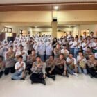 Sejumlah mahasiswa STIK Lemdiklat Polri Angkatan ke-83 kelompok Sindikat 8 saat memberikan pendampingan psikososial kepada warga terdampak bencana di Aceh Utara, Provinsi Aceh. Kegiatan Pengabdian Masyarakat (Dianmas) ini difokuskan pada pemulihan mental dan penyaluran bantuan sosial bagi penyintas.