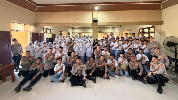 Sejumlah mahasiswa STIK Lemdiklat Polri Angkatan ke-83 kelompok Sindikat 8 saat memberikan pendampingan psikososial kepada warga terdampak bencana di Aceh Utara, Provinsi Aceh. Kegiatan Pengabdian Masyarakat (Dianmas) ini difokuskan pada pemulihan mental dan penyaluran bantuan sosial bagi penyintas.