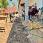 Personel Satgas Gulbencal Kodim 0106/Aceh Tengah bersama prajurit Yonif TP 854/DK dan warga membersihkan lumpur setinggi lutut di SMPN 26 Takengon, Desa Reje Payung, Kecamatan Linge, Selasa (10/2/2026).