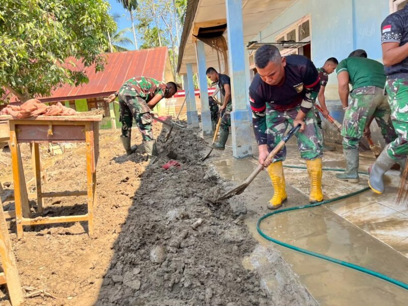 Personel Satgas Gulbencal Kodim 0106/Aceh Tengah bersama prajurit Yonif TP 854/DK dan warga membersihkan lumpur setinggi lutut di SMPN 26 Takengon, Desa Reje Payung, Kecamatan Linge, Selasa (10/2/2026).