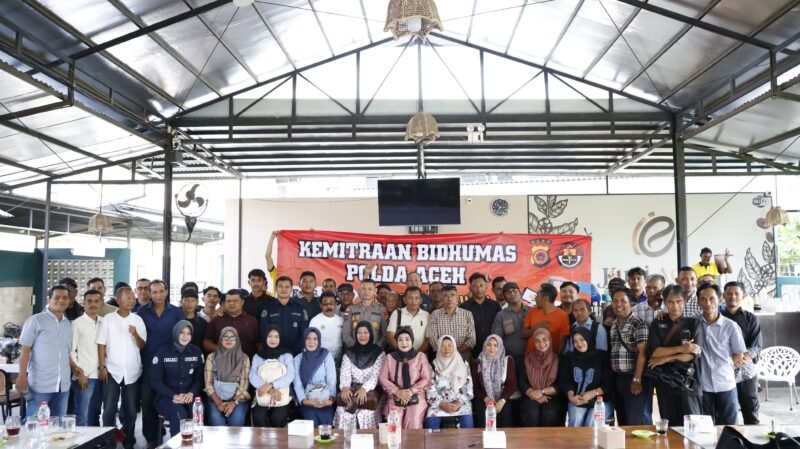 Foto bersama jajaran Bidhumas dan sejumlah jurnalis saat menggelar coffee morning di Banda Aceh, Rabu (11/2/2026), dalam rangka memperkuat sinergi komunikasi publik dan menjaga stabilitas informasi kamtibmas di Aceh.