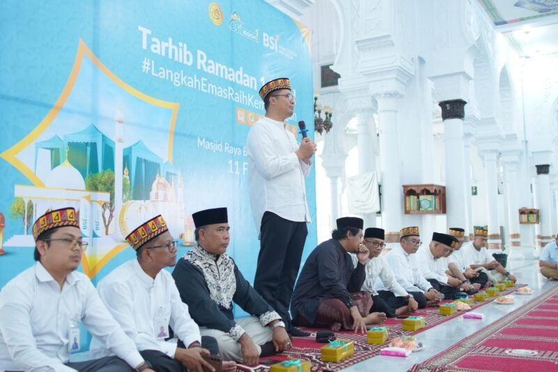 Regional CEO BSI Aceh Imsak Ramadhan menyerahkan secara simbolis paket sembako kepada anak yatim dan dhuafa pada kegiatan Tarhib Ramadhan di Masjid Raya Baiturrahman, Banda Aceh, Rabu (11/2/2026). Kegiatan tersebut dirangkai dengan tausiyah dan doa bersama menyambut bulan suci Ramadhan 1447 H.