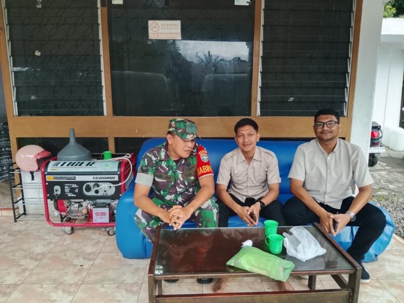 Babinsa Koramil 02/Sukamakmur Kodim 0101/Kota Banda Aceh, Sertu Khairul Akbar, melaksanakan komsos bersama Kepala dan Staf SPPG guna mengawal pelaksanaan Program Makan Bergizi Gratis agar berjalan aman, higienis, dan tepat sasaran, Kamis (12/02/2026).