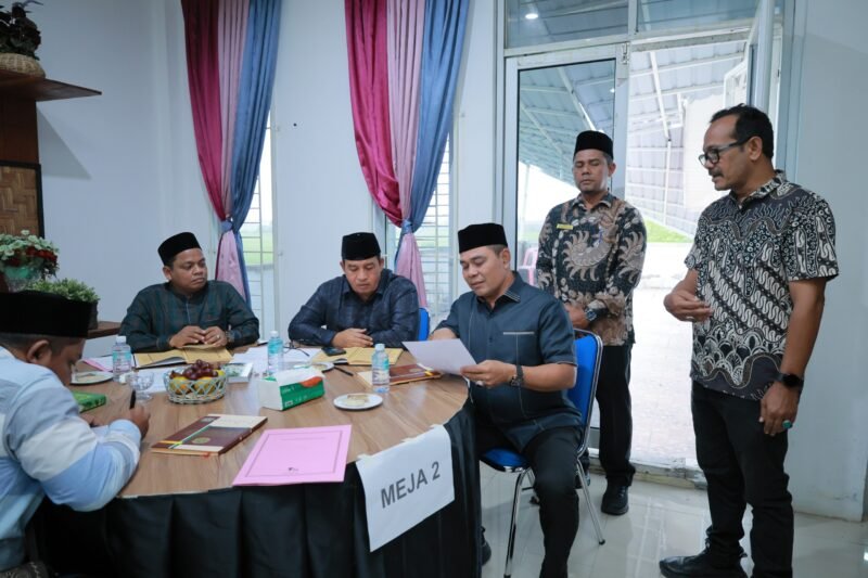 Bupati Aceh Besar H Muharram Idris (Syech Muharram), meninjau proses seleksi guru beut bak sikula, di Dekranasda Aceh Besar, Gampong Gani, Kecamatan Ingin Jaya, Kabupaten Aceh Besar, Kamis (12/2/2026). FOTO/ MC ACEH BESAR