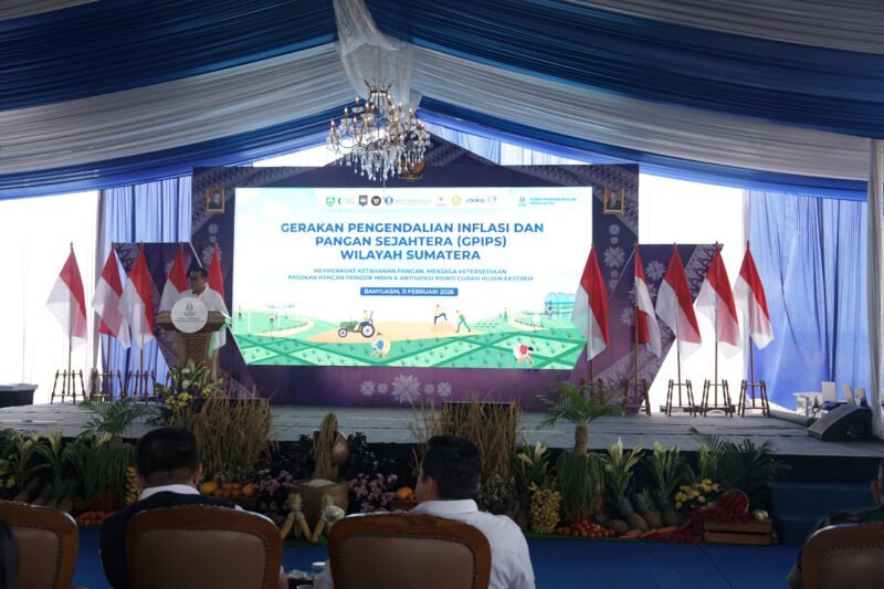Deputi Gubernur Bank Indonesia Ricky P. Gozali bersama Gubernur Sumatera Selatan Herman Deru saat peluncuran GPIPS Wilayah Sumatera 2026 di Kabupaten Banyuasin, Sumatera Selatan, Rabu (11/2)