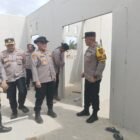 Wakapolda Aceh Brigjen Pol. Ari Wahyu Widodo, S.I.K., didampingi pejabat utama Polda Aceh saat meninjau progres pembangunan hunian tetap (Huntap) Polri di Desa Simpang Kanan, Aceh Tamiang, Kamis (12/2/2026).