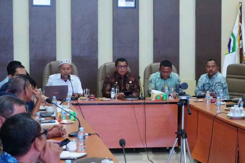 Sekda Aceh Besar Bahrul Jamil S.Sos M.Si memimpin FGD Indonesia Blue Economy for Coastal Livelihoods di Kantor Bupati Aceh Besar, Kota Jantho, Kamis (12/02/2026)FOTO/MC ACEH BESAR