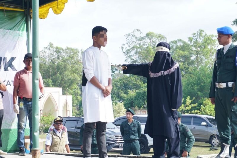 Pelaku pesta Miras/khamar dan pesta seks menjalani hukuman uqubat cambuk, di halaman Masjid Agung Al-Munawwarah, Kota Jantho, Kabupaten Aceh Besar, Kamis (12/2/2026). FOTO/ MC ACEH BESAR