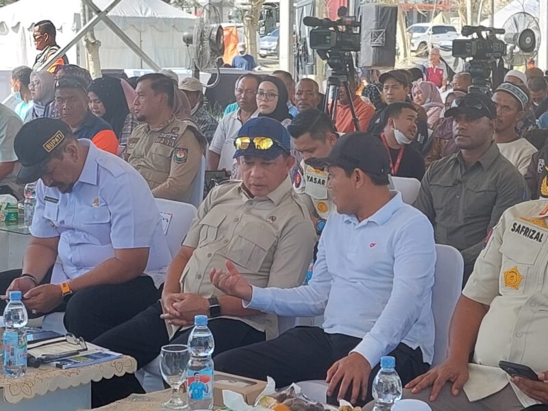 Wakil Gubernur Aceh, Fadhlullah, SE mendampingi Mendagri Tito Karnavian pada acara penyerahan Bantuan Perbaikan Rumah rusak Bencana Hidrometeorologi Tahap I, di Kab. Aceh Tamiang, Jum'at 13 Februari 2026