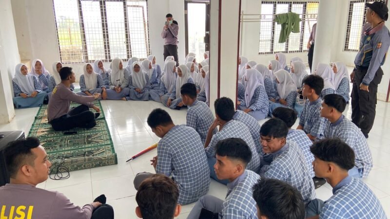 Mahasiswa STIK Lemdiklat Polri Angkatan 83/WPS bersama jajaran Polres Pidie Jaya saat melaksanakan trauma healing dan sosialisasi penerimaan Akpol T.A. 2026 kepada siswa SMA Negeri 1 Meureudu, Jumat (13/2/2026).