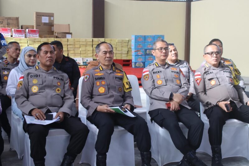 Irwasda Polda Aceh Kombes Pol. Djoko Susilo bersama para Pejabat Utama mengikuti secara virtual peresmian SPPG dan Gudang Ketahanan Pangan Polri oleh Presiden RI Prabowo Subianto di SPN Polda Aceh, Jumat (13/2/2026).