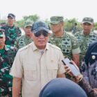 Menteri Pertahanan RI Sjafrie Sjamsoeddin didampingi Pangdam IM Mayjen TNI Joko Hadi Susilo meninjau Posko Satgas Kuala saat kunjungan kerja normalisasi sungai di Aceh Tamiang, Kamis (12/2/2026).