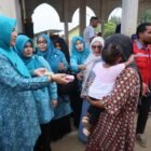 Ketua TP PKK Aceh Marlina Muzakir, bersama Staf Ahli TP PKK Aceh Mukarramah Fadhlullah, menyerahkan bantuan seekor sapi meugang untuk masyarakat Gampong Babah Krueng Kecamatan Sawang, Jum’at (13/2/2026).