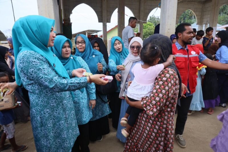 Ketua TP PKK Aceh Marlina Muzakir, bersama Staf Ahli TP PKK Aceh Mukarramah Fadhlullah, menyerahkan bantuan seekor sapi meugang untuk masyarakat Gampong Babah Krueng Kecamatan Sawang, Jum’at (13/2/2026).
