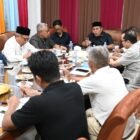 Bupati Aceh Besar, H Muharram Idris pimpin rapat peningkatan kinerja bersama sejumlah Organisasi Perangkat Daerah (OPD) terkait di Gedung Dekranasda Aceh Besar, Gani, Kecamatan Ingin Jaya, Jum’at (13/2/2026). FOTO/MC ACEH BESAR
