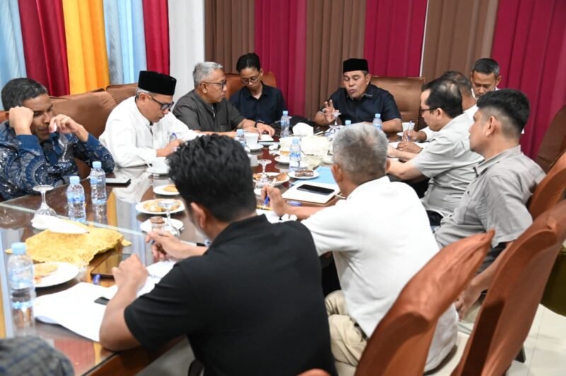 Bupati Aceh Besar, H Muharram Idris pimpin rapat peningkatan kinerja bersama sejumlah Organisasi Perangkat Daerah (OPD) terkait di Gedung Dekranasda Aceh Besar, Gani, Kecamatan Ingin Jaya, Jum’at (13/2/2026). FOTO/MC ACEH BESAR