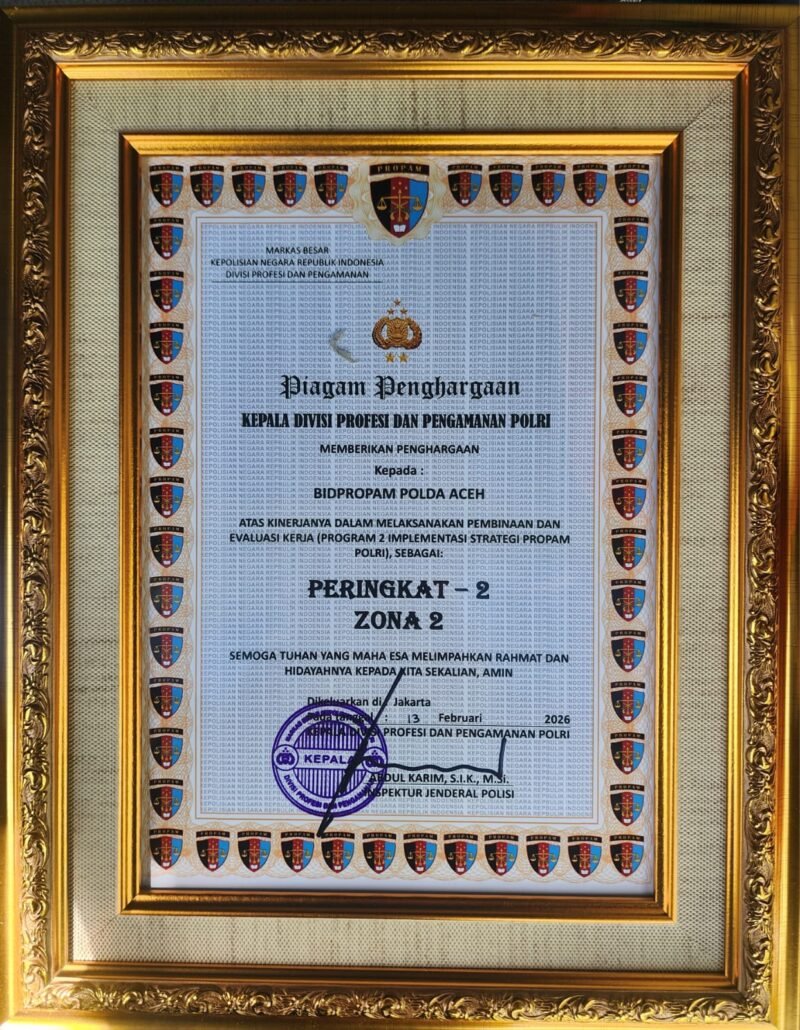 Kadivpropam Polri Irjen Pol. Abdul Karim menyerahkan piagam penghargaan kepada Kabidpropam Polda Aceh Kombes Pol. Bulang Bayu Samudra dalam Rakernis Propam Polri 2026 di Gedung Presisi III Divpropam Polri.(14/2/2026).