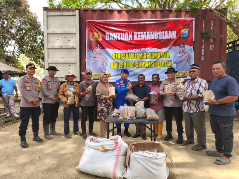 Keterangan yang tepat dari berita itu adalah Bantuan 10 ton ikan asin dari Kapolda Sulawesi Selatan untuk warga Aceh Tamiang yang terdampak banjir, Minggu 15/2/2026
