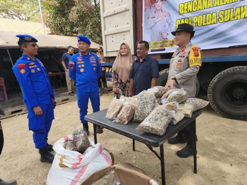bantuan ikan asin 1.200 kg ke Polres Aceh Tamiang dan 8.800 kg ke Posko Induk Pemda Aceh Tamiang, untuk dibagikan ke warga terdampak banjir, Minggu 15/2/2026.